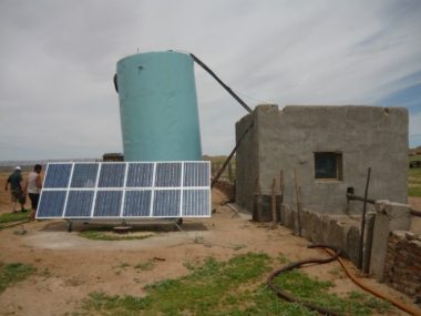 飼料栽培のための灌漑用水は、常に水が供給されている井戸から太陽光発電により揚水